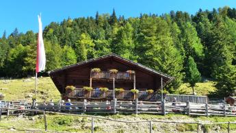 028 "Tarscher Alm" hut with "Roatbrunn Trail"